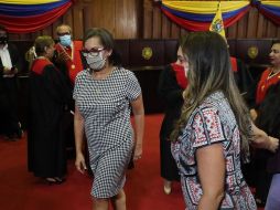 La nueva presidenta del Consejo Nacional Electoral (CNE) de Venezuela, Indira Maira Alfonzo Izaguirre (c), sale luego de jurar al aceptar su cargo este viernes en Caracas. EFE/M. Gutiérrez