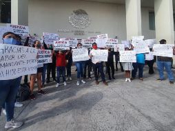 La familia y amigos del comandante vinculado a proceso se manifestaron a la entrada de los juzgados de Puente Grande. EL INFORMADOR/R. Bobadilla