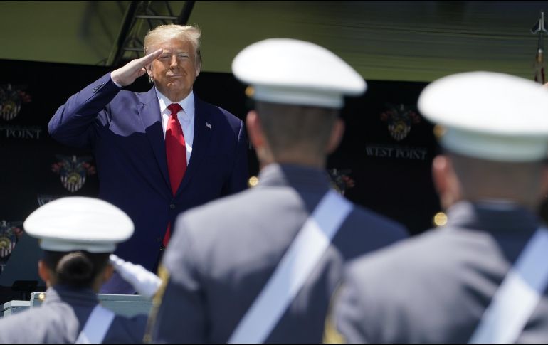 Frente a más de mil 100 cadetes recién graduados en la academia militar de West Point, exhorta  a confiar en las instituciones. AFP / T. A. Clary