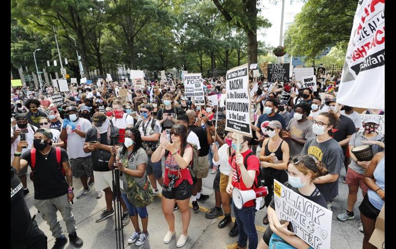 Decenas de personas se congregaron este sábado para exigir la renuncia del jefe de la Policía de Atlanta. EFE/E. Lesser