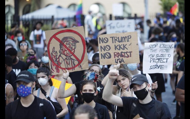 Decenas de personas se congregaron este sábado para exigir la renuncia del jefe de la Policía de Atlanta. EFE/E. Lesser