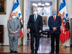 El presidente de Chile, Sebastián Piñera (c), posa con el nuevo ministro de Salud, Enrique París (i), y el ex titular de dicha cartera, Jaime Mañalich (d), en el Palacio de La Moneda. EFE/PRESIDENCIA DE CHILE