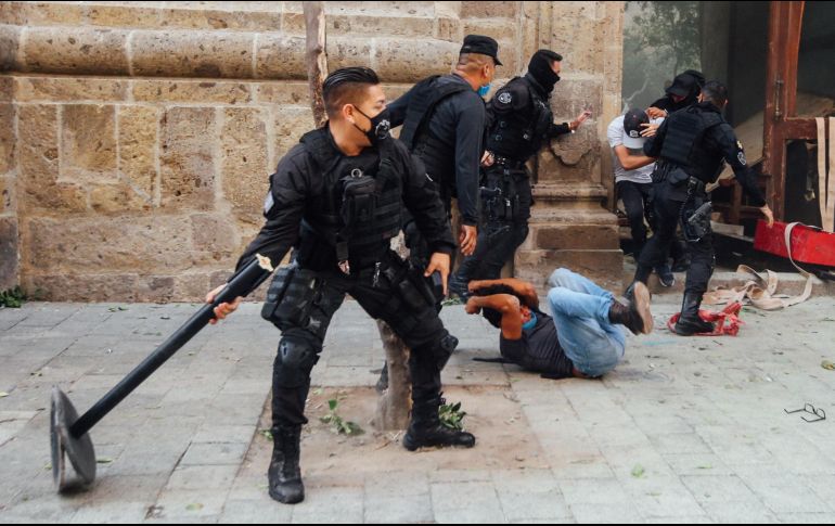 La CEDHJ enfatiza que el comportamiento de la policía ha provocado un distanciamiento entre la autoridad y la población en tiempos de crisis. EL INFORMADOR/G. Gallo