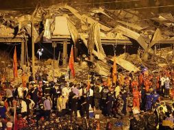 Algunas casas y fábricas cercanas se vinieron abajo, por lo que socorristas aún buscan a personas atrapadas entre los escombros. AFP/STR