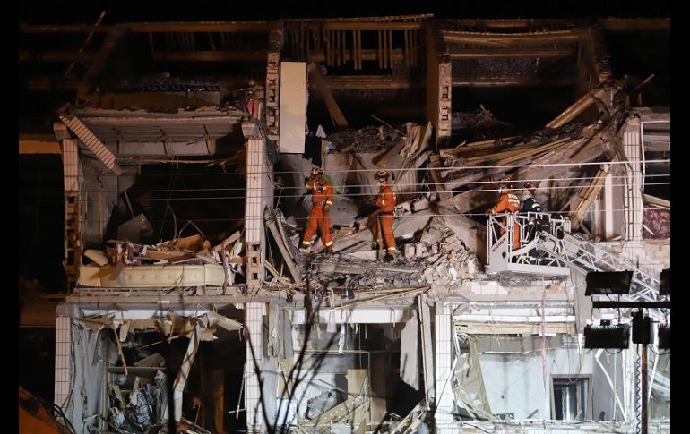 Algunas casas y fábricas cercanas se vinieron abajo, por lo que socorristas aún buscan a personas atrapadas entre los escombros. AFP/STR