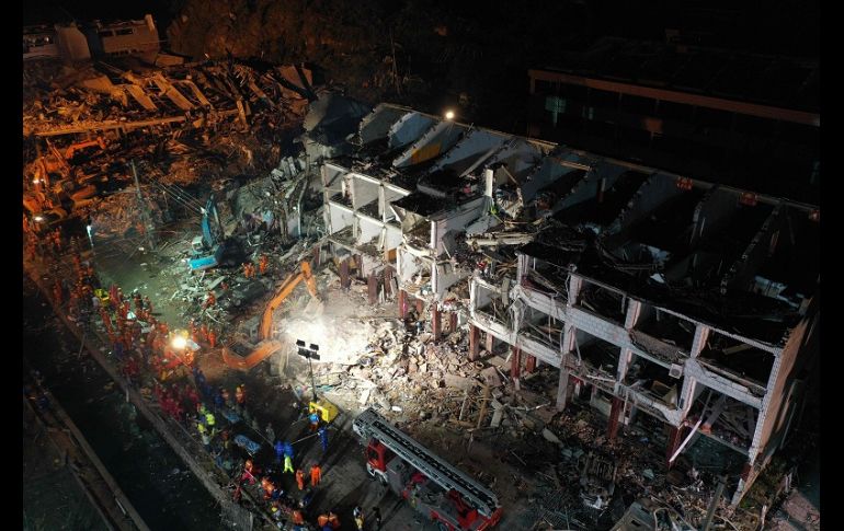 Algunas casas y fábricas cercanas se vinieron abajo, por lo que socorristas aún buscan a personas atrapadas entre los escombros. AFP/STR