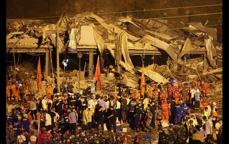 Algunas casas y fábricas cercanas se vinieron abajo, por lo que socorristas aún buscan a personas atrapadas entre los escombros. AFP/STR