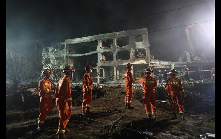 Algunas casas y fábricas cercanas se vinieron abajo, por lo que socorristas aún buscan a personas atrapadas entre los escombros. AFP/STR