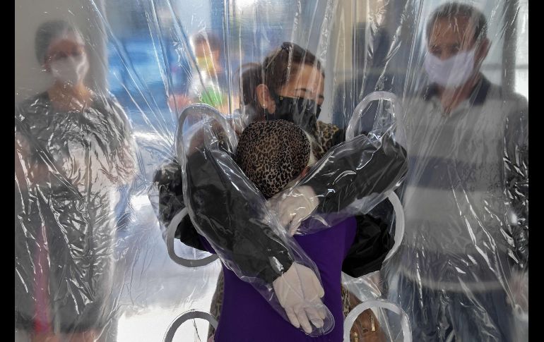 Elisabete Nagata abraza a su cuñada de 76 años, Luiza Nagata. AFP/N. Almeida