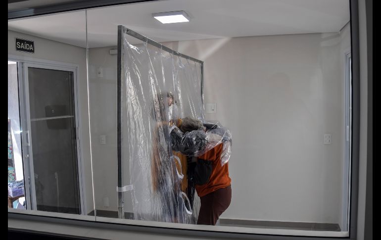 Dircyree Villas Boas (i) abraza a su madre de 93, Dirce Villas. AFP/N. Almeida