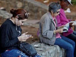 Todos los mensajes enviados a un contacto que te ha bloqueado se quedan con una sola palomita. EFE / ARCHIVO