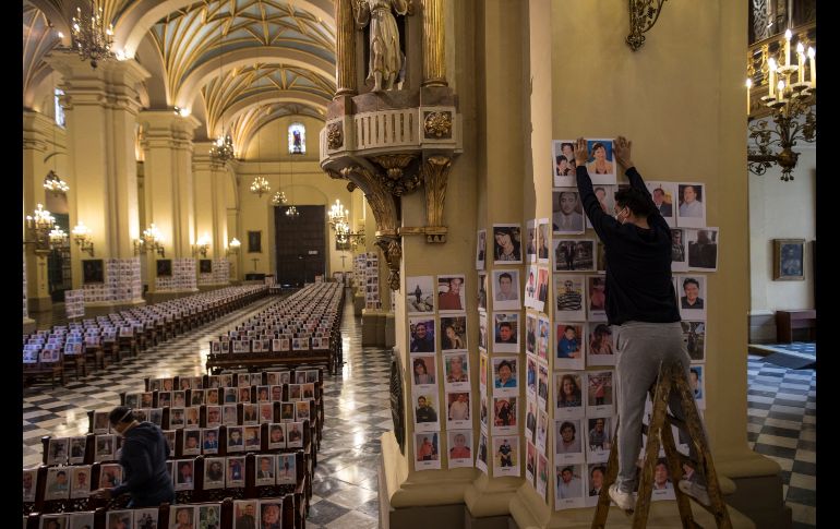 Las fotos coparon todos los bancos del principal centro católico de Perú, así como las grandes columnas y muros del templo. AP/R. Abd