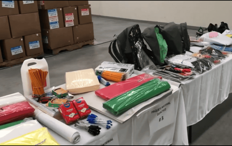 El gobernador y el secretario de Educación Jalisco, Juan Carlos Flores Miramontes, dan el banderazo de salida al material. TWITTER / @EnriqueAlfaroR