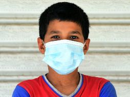 El científico explica a los ciudadanos que el cubrebocas evita no sólo contagiar a los demás, sino que los otros te contagien. EFE / EPA /M. Lateef