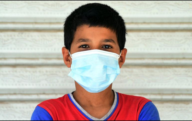 El científico explica a los ciudadanos que el cubrebocas evita no sólo contagiar a los demás, sino que los otros te contagien. EFE / EPA /M. Lateef