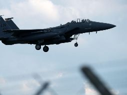 Un caza F-15E estadounidense a su llegada hoy al aeropuerto de la Real Fuerza Aérea en Lakenheath, Inglaterra. Autoridades lanzaron un operativo de búsqueda tras la caída del caza. AFP/C. Radburn
