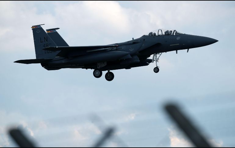 Un caza F-15E estadounidense a su llegada hoy al aeropuerto de la Real Fuerza Aérea en Lakenheath, Inglaterra. Autoridades lanzaron un operativo de búsqueda tras la caída del caza. AFP/C. Radburn