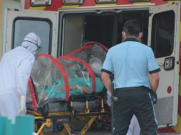 Finalmente una ambulancia con protocolos debidos para la atención de pacientes COVID-19 trasladó a las mujeres a un hospital. NTX/ARCHIVO