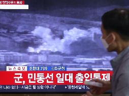 Un hombre en Seúl mira la noticia de la demolición por televisión. La oficina de enlace fue financiada con dinero surcoreano y era considerada un símbolo de la política del presidente Moon Jae-in. EFE/C. Kim