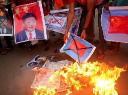 Manifestantes queman imágenes del presidente chino Xi Jinping y de banderas de China en protesta por la muerte de soldados indios. EFE/EPA/S. Gupta