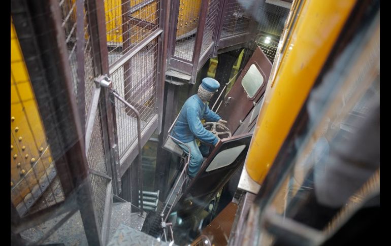 Autoridades turísticas muestran el protocolo a seguir durante la visita a la torre, que incluye uso de cubrebocas, áreas restringidas al paso y una constante desinfección. AP/F. Mori