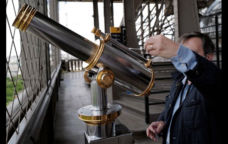 Autoridades turísticas muestran el protocolo a seguir durante la visita a la torre, que incluye uso de cubrebocas, áreas restringidas al paso y una constante desinfección. AP/F. Mori