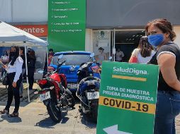 Personas acuden al laboratorio Salud Digna; la fila para la prueba del coronavirus tiene cerca de 20 personas en espera. EL INFORMADOR/E. Barrera