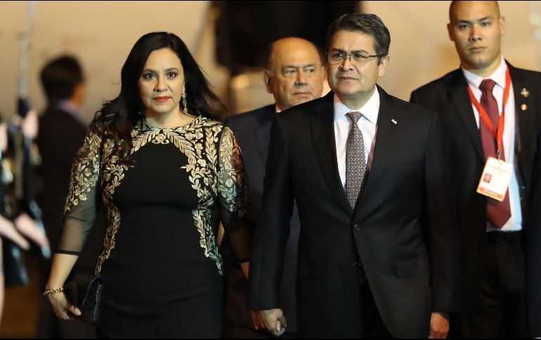 Juan Orlando Hernández informó que seguirá en sus funciones mediante el ''teletrabajo'', que empezó un tratamiento para tratar sus ''síntomas leves'' y que de momento su esposa es ''asintomática''. EFE / ARCHIVO