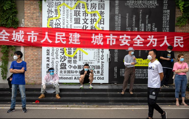 Autoridades señalaron que hasta el momento en la ciudad se han detectado ocho grupos de infecciones diferentes relacionadas con el mercado de Xinfadi. AP / M. Schiefelbein