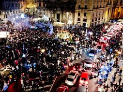 Decenas de miles de personas se reunieron en las calles  luego de que el Napoli venciera a la Juventus y se quedara con el título. EFE / C. Fusco