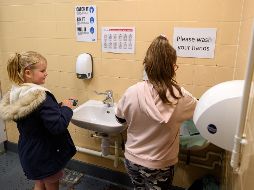 Según un estudio, las personas menores de 20 años son prácticamente la mitad de susceptibles de contraer COVID-19 que las que superan esa edad. AFP / O. Scarff