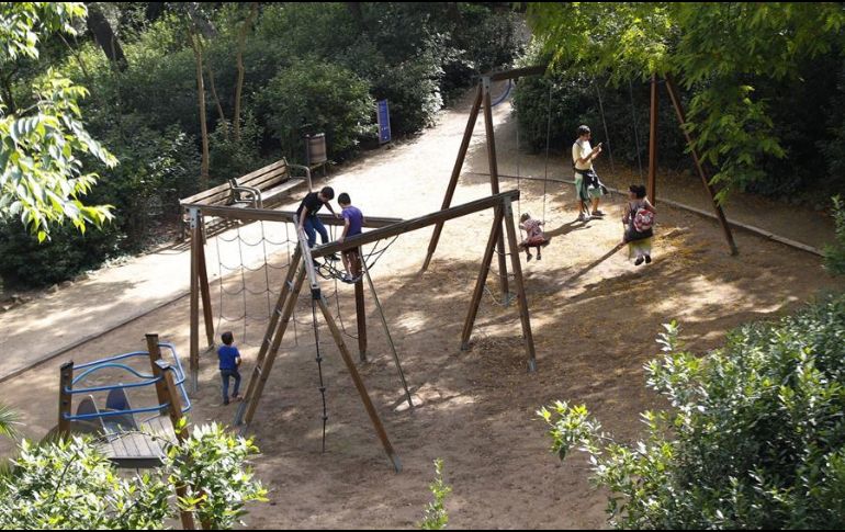 Varios niños juegan en una zona de columpios de Barcelona este jueves. EFE/A. García