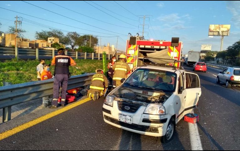 La mujer atrapada entre la lamina del coche es liberada por los servicios médicos del municipio de Tonalá. CORTESÍA