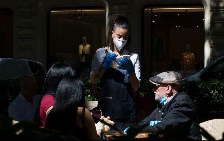 Autoridades advierten que se han detectado 34 focos de infección en las últimas seis semanas, desde el momento en que España empezó a relajar sus normas sanitarias. AFP / ARCHIVO