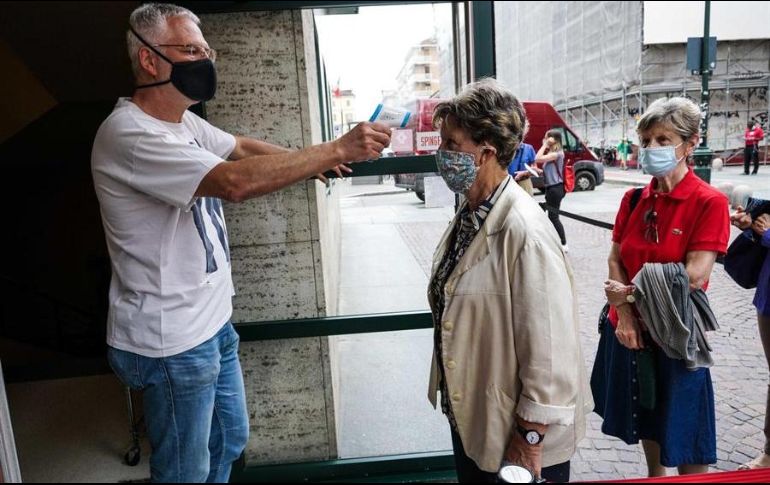 Italia comienza la reapertura de sus negocios en medio de una preocupante detección de dos focos de la enfermedad. EFE/T. Romano