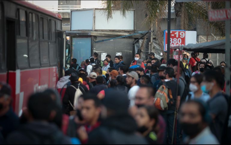 La medida es implementada para evitar las aglomeraciones en el transporte público. EL INFORMADOR/ARCHIVO