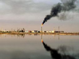 Aspectos generales de una refinería cerca de Umm Quasar en Basora, Iraq. EFE/A. Al-Shemaree
