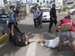 Un agente de la policía nacional golpea al fotoperiodista durante una protesta en demanda de la liberación de presos políticos en 2019. EFE/Archivo
