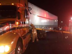 El auto compacto terminó incrustado en la parte inferior de la caja del pesado. TWITTER / @PCJalisco