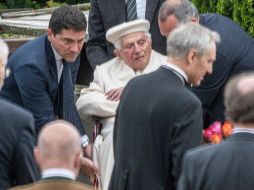 Benedicto XVI sonrió y saludó a un pequeño grupo de simpatizantes y se dirigió a orar a las tumbas de su madre, padre y hermana. AP/A. Weigel