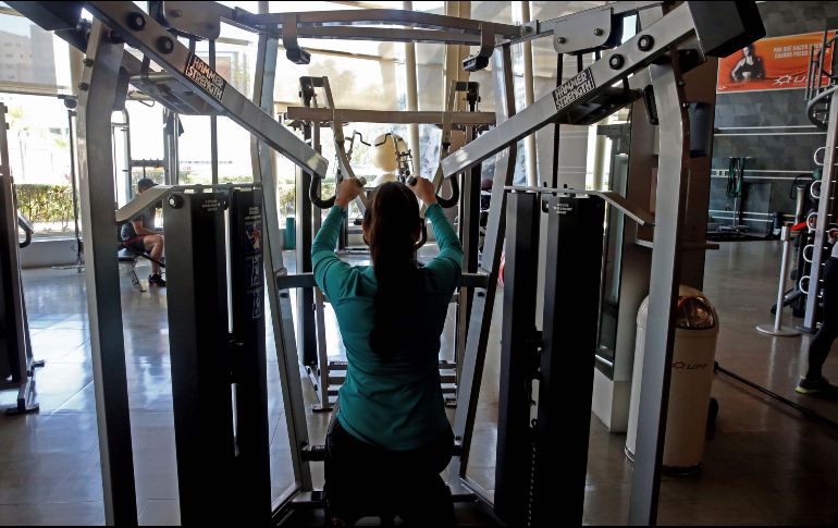 Los equipos tendrán un rociador con solución clorada para que los usuarios los limpien después de cada uso. EL INFORMADOR/Archivo