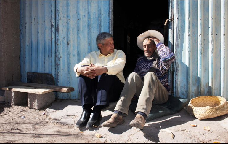 López Obrador compartió esta imagen donde aparece con un hombre de la tercera edad. TWITTER / @lopezobrador_