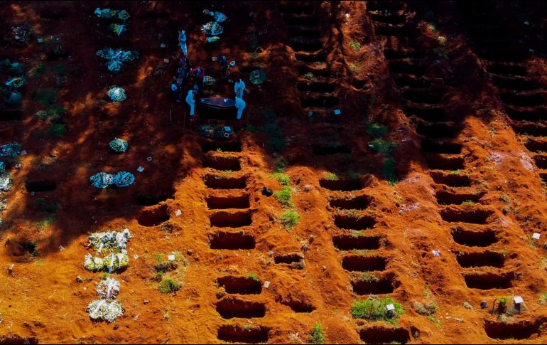 Vista aérea del cementerio Vila Formosa en Sao Paulo. El estado del mismo nombre es el epicentro de la enfermedad, con 12 mil 588 muertos. AFP/M. Schincariol