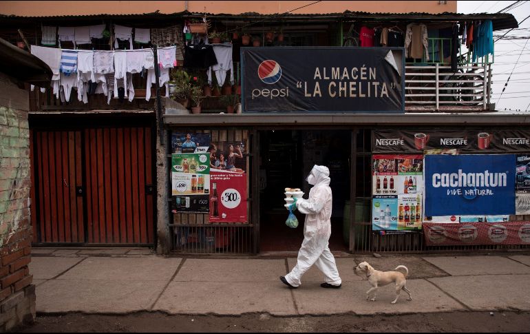 SOLIDARIDAD CHILENA. Vecinos ayudan a las personas sin fuentes de ingresos por culpa del COVID-19. EFE