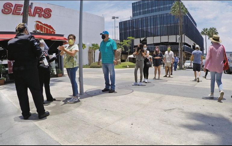 REGLAS. Las plazas de la ciudad reforzaron este fin de semana las medidas para respetar las restricciones acordadas con la autoridad en la reactivación económica. En un recorrido se corroboró que permitían el ingreso sólo a quienes iban a restaurantes o comercios esenciales. En una plaza ubicada en Avenida Vallarta y Rafael Sanzio los negocios de comida brindaban servicio para llevar y las tiendas de ropa y calzado permanecieron cerradas. Los centros comerciales deben de operar al 25% de su capacidad y los giros no esenciales pueden abrir sólo de lunes a viernes. Las áreas comunes deben continuar cerradas. EL INFORMADOR • A. Camacho