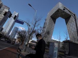 Un hombre con tapabocas camina cerca del edificio de la Televisión Central de China (CCTV) en el distrito central de negocios (CBD) en Beijing, China. EFE/W. Hong