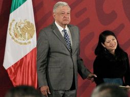 El Presidente López Obrador al lado de Marcelina Bautista, directora del Centro de Apoyo y Capacitación para Empleadas del Hogar, una de las propuestas. NOTIMEX/Archivo