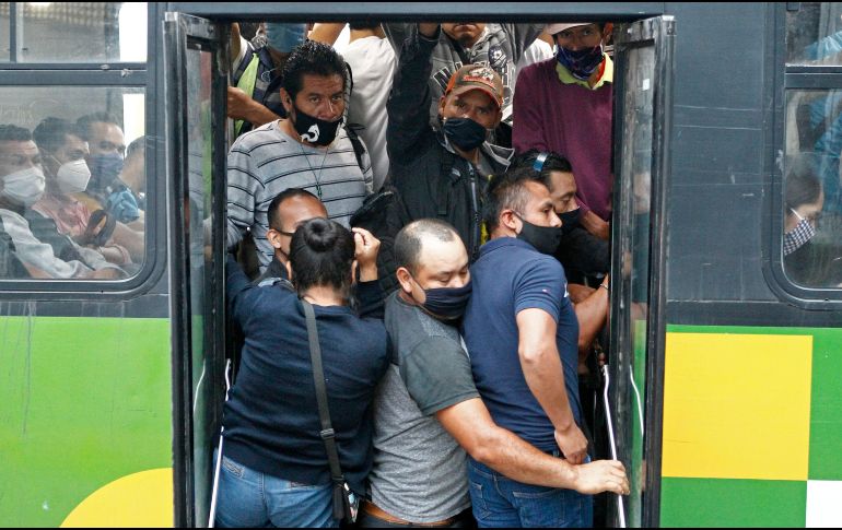 La incorporación de 65 autobuses a las rutas T-19 y T-19B no remediaron el hacinamiento de pasajeros. EL INFORMADOR/A. Camacho