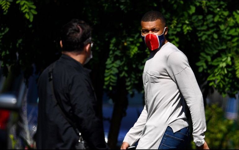 VUELVEN. Jugadores del PSG volvieron para ser sometidos a pruebas del COVID-19 e integrarse a los entrenamientos tras 3 meses de parón. AFP
