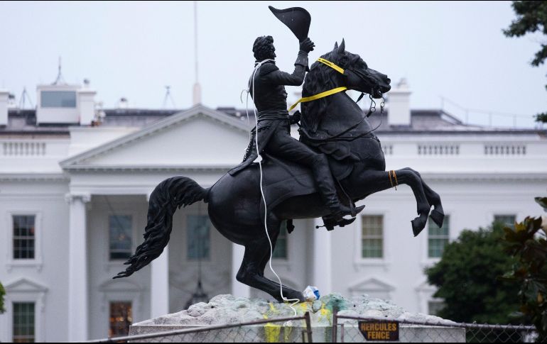 Esta decisión llega después de que, en el contexto de las protestas raciales de las últimas semanas, numerosas estatuas de personajes históricos hayan sido atacadas. EFE / EPA / M. Reynolds